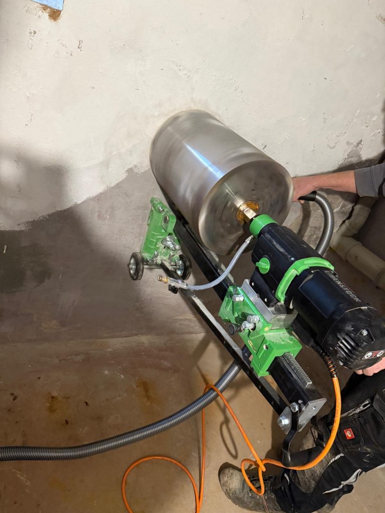 Kernbohrmaschine in Aktion – exakte Bohrungen für Gebäudetechnik