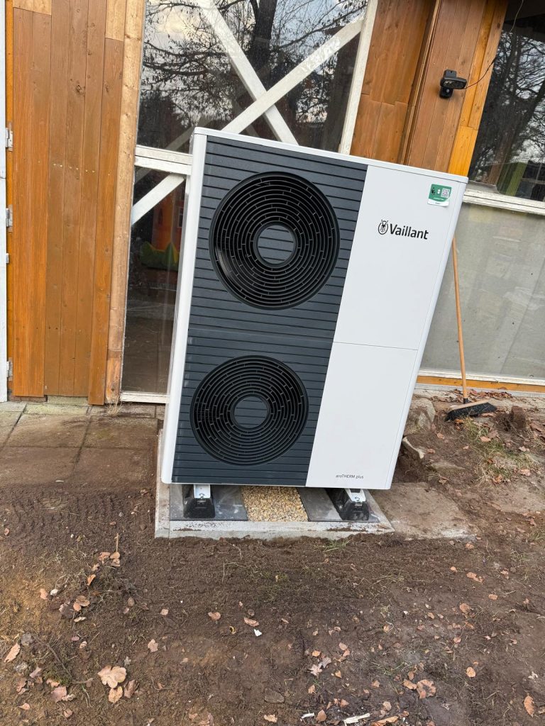 Platzsparende Wärmepumpe im Garten – umweltfreundliche Heiztechnik für jedes Eigenheim kaufen